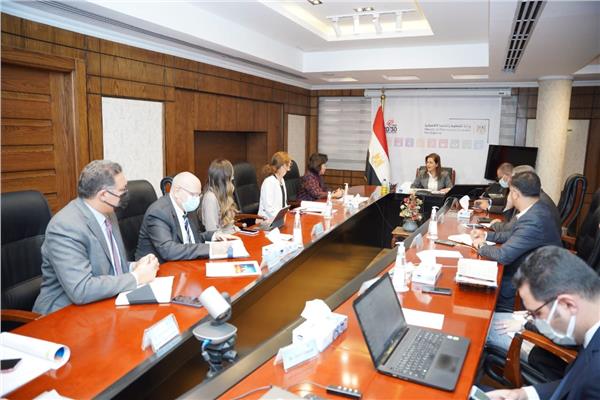 وزيرة التخطيط مع مديرة سياسات التنمية